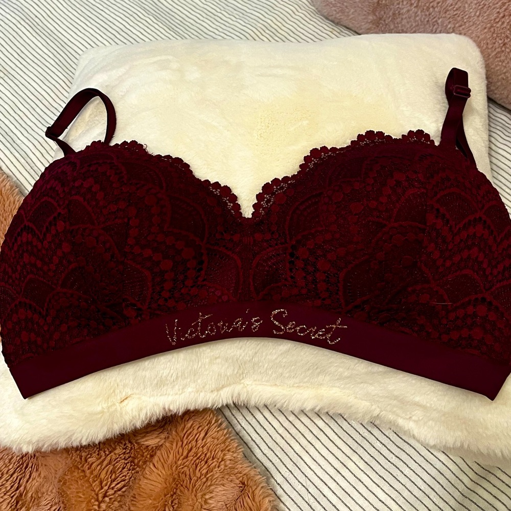 Victorias secret wireless fully adjustable bra. Size 34DD. Burgundy color.